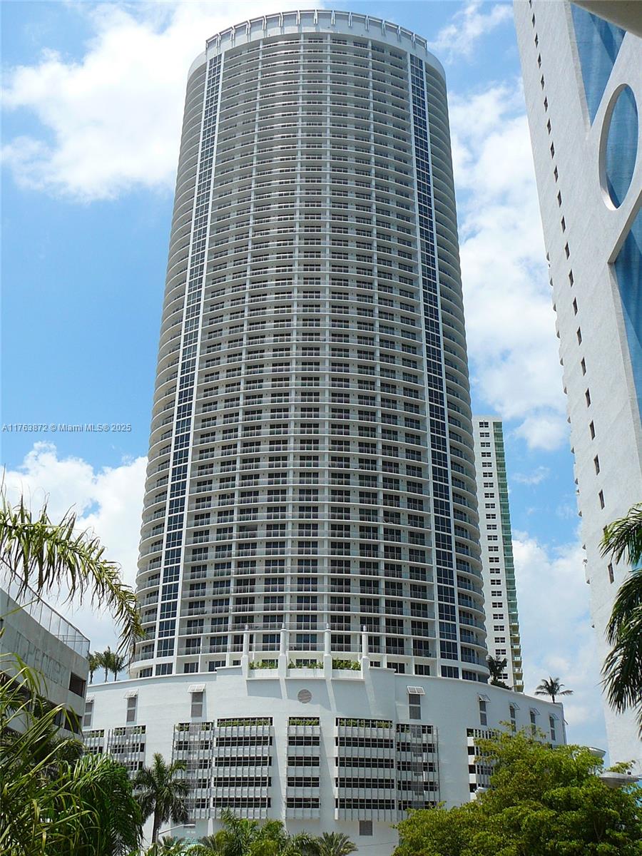 Beautiful 2/2 condo in Edgewater ,  Nice 2/2, with great city views, and an amazing sunset view. A minimum of 30 days of short-term rentals is allowed !!Modern kitchen, Stainless Steel, Appliances, washer and dryer, large oversize balcony with access from every room. Awesome location, across from Margaret Pace Park, close to Supermarkets, Restaurants, Arena, Adrienne Arsht Center for the Performing Arts, Pérez Art & Frost Museum of Science. Minutes to Midtown shopping center, Wynnwood & the design district. Great amenities: Pool, gym, sun deck & club room, mini market, front desk & valet 24 hours