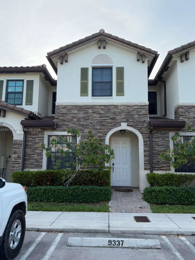Beautiful townhouse 3/2.5 in a wonderful familiar community. Close to I-75, A+plus school,Publix,aldi, restaurant, resort style clubhouse, pool, gym, basketball, salon