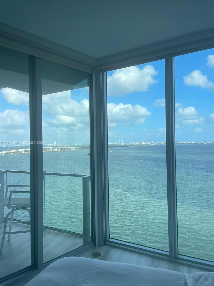 Lovely 2 BEDROOM / 2 BATHROOM unit with top of the line amenities and appliances. Fantastic bay views and semi private elevator and foyer. Amenities include: gorgeous pools, beach club cabanas, waterfront deck, state of the art fitness center. Great location, minutes away from Downtown, Design district and Wynwood.