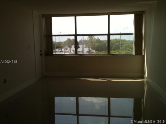 Lovely one bedroom in excellent location, close to I-95,shopping,dinning, fitness etc.
.No pets.Easy to show.
