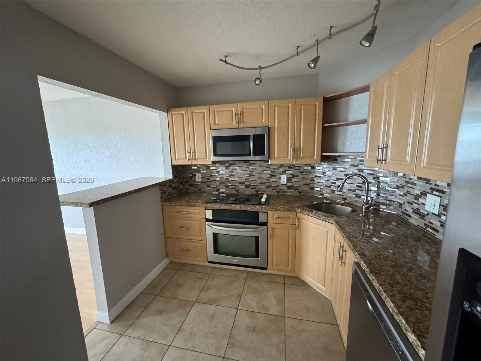 LAKES OF INVERRARY CONDO - Residential