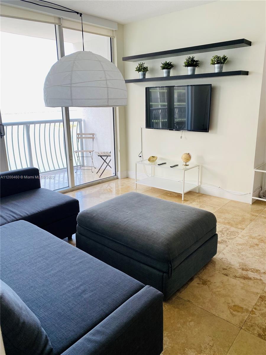 Fully furnished. WATER VIEW -INCLUDED PARKING. WIFI INCLUDED.*** electricity NOT included . **Fully equipped kitchen •Washer/dryer. CONVENIENTLY LOCATED IN EDGEWATER, * * $250 one-time fee for cleaning and disinfection at check-out * *ASSOCIATION APPROVAL MANDATORY. Fee $100//// EXPRESS $45 (2days) OPERA TOWE***ALSO FOR SALE*** 1 cama 1 baño; completamente amueblado. ESTACIONAMIENTO INCLUIDO. ***electricidad NO incluida.