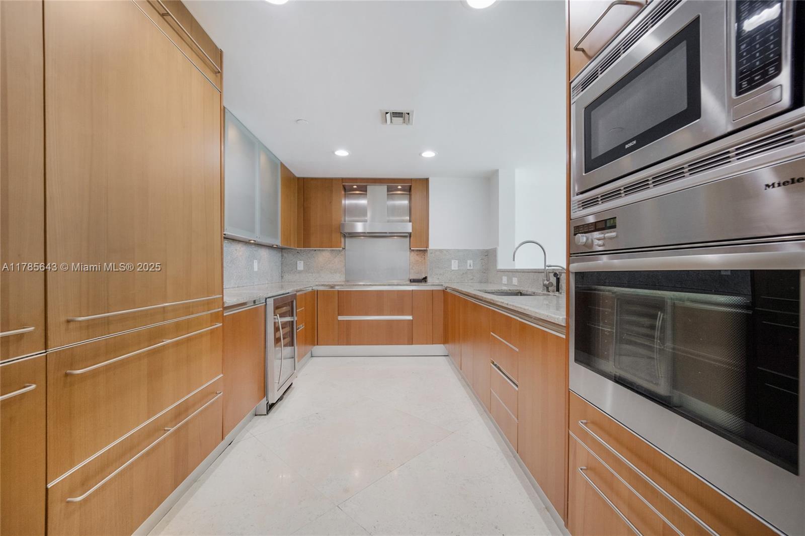 GROVENOR HOUSE CONDO - Residential Lease