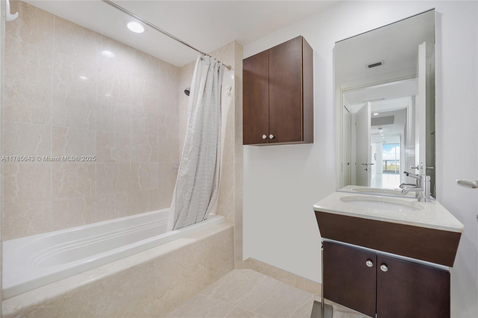 GROVENOR HOUSE CONDO - Residential Lease