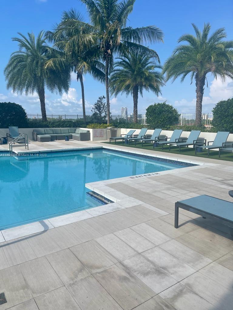 Seller motivated!! Great opportunity to own a one bedroom, one bath condominium in the heart of Miami. Only unit available in the Aston. Close to everything, Coral Gables, University of Miami, Coconut Grove, Beaches, Port and Airport.