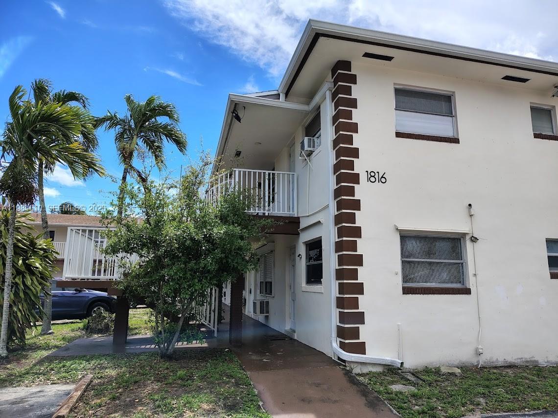 LARGE 1 BDR 1 BATH FURNISHED CONDO IN HOLLYWOOD, JUST HALF BLOCK FROM US 1, MINUTES FROM YOUNG CIRCLE, BEACHES, RESTAURANTES,NIGHT LIFE AND ENTERTAINMENT. LOW MAINTANCE ONLY $ 245 MONTHLY AND COULD BE RENTED $1300/1400 PER MONTH.  STORAGE, PARKING. QUIET AREA. GREAT INVESTMENT OR TO LIVE IN. ALL AGES.