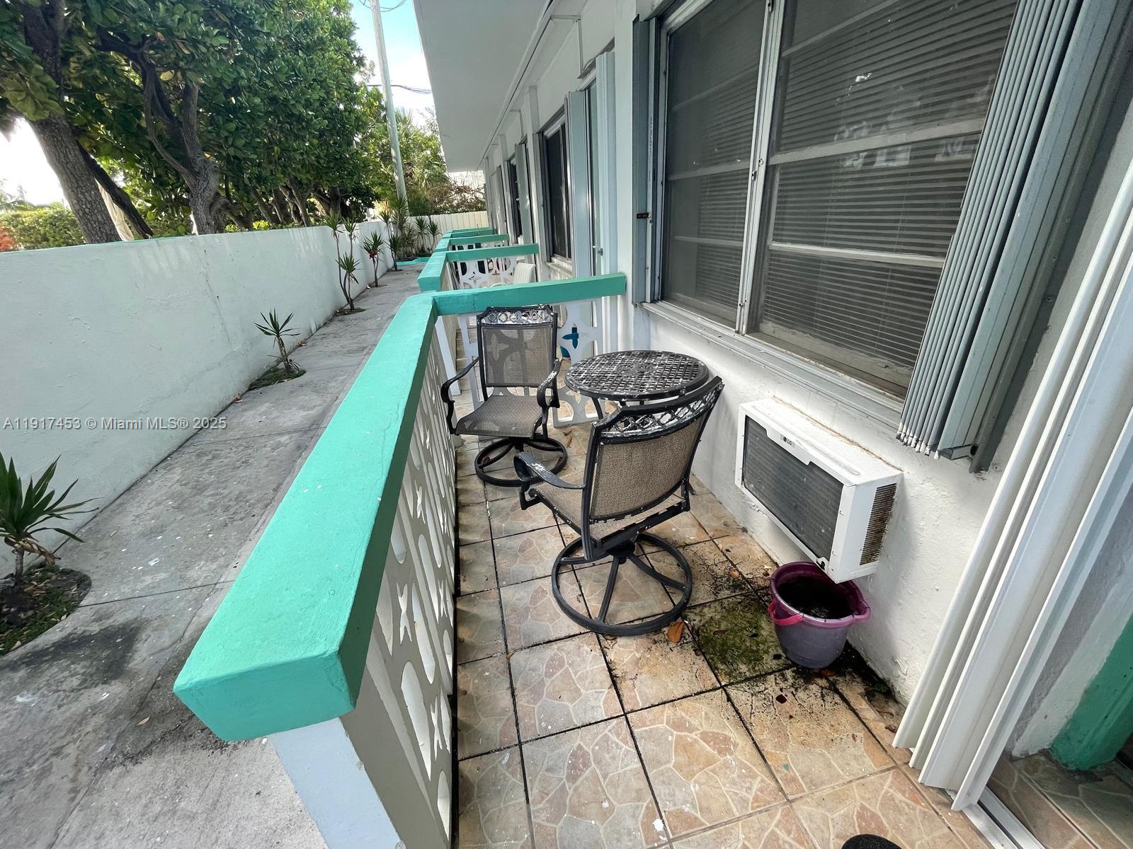 Great studio close to all the amenities the beach has to offer, close to PUBLIX and WALGREENS.
Across the street from the beach,close to the transit and South Beach