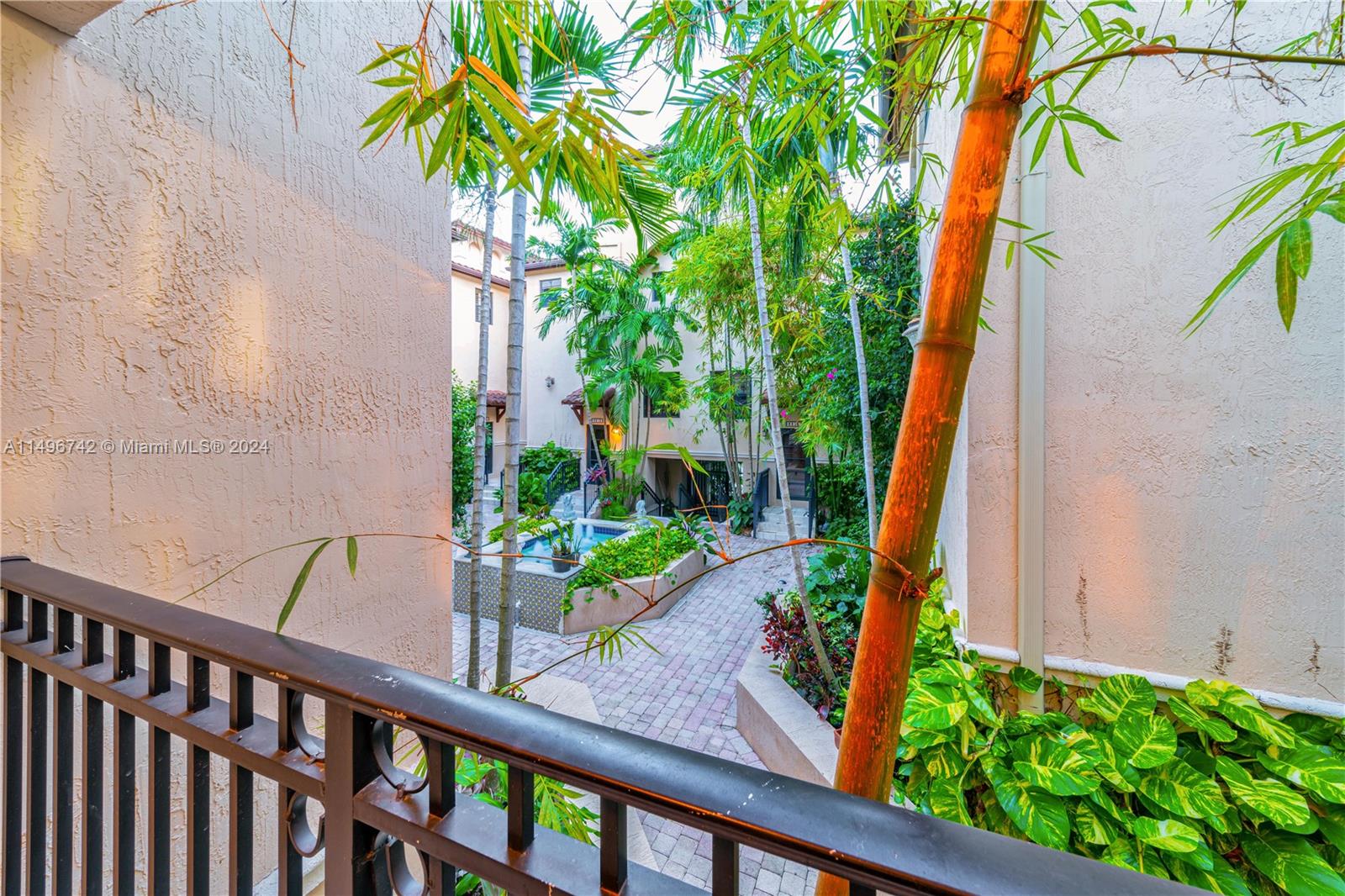 VILLAGGIO IN THE GROVE CO - Residential Lease