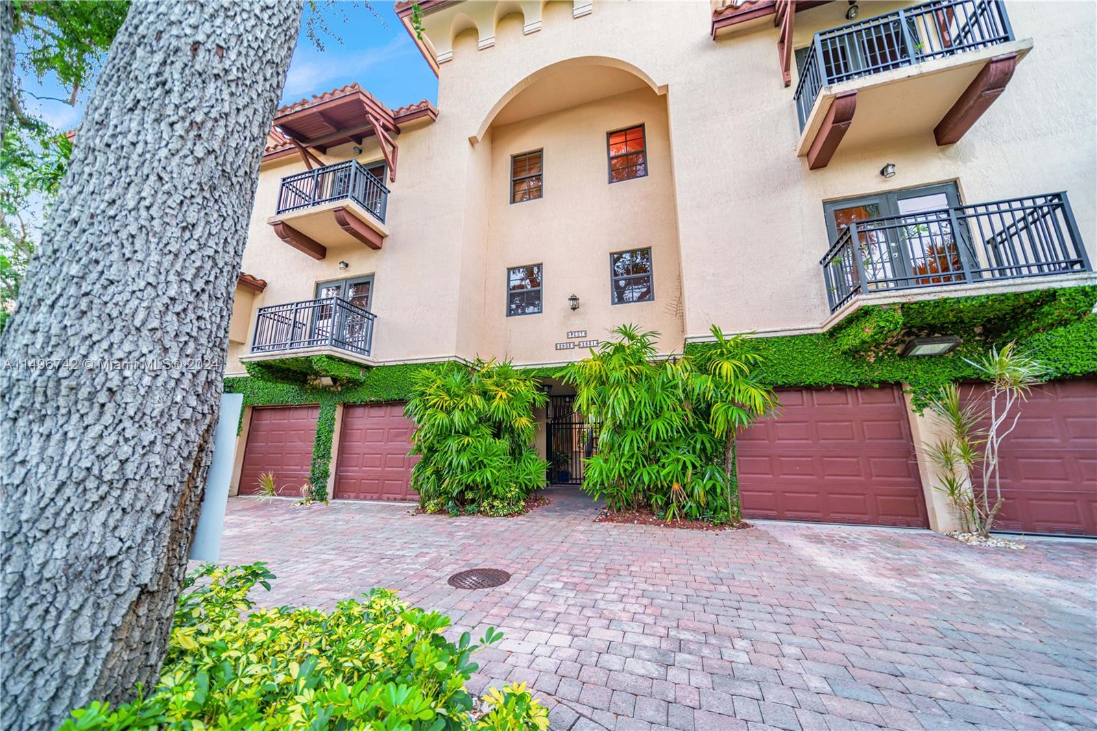 VILLAGGIO IN THE GROVE CO - Residential Lease