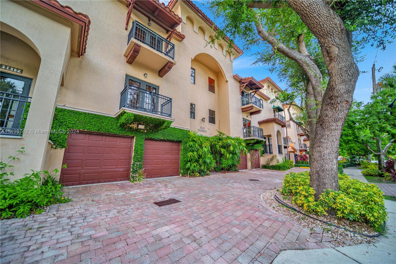 VILLAGGIO IN THE GROVE CO - Residential Lease