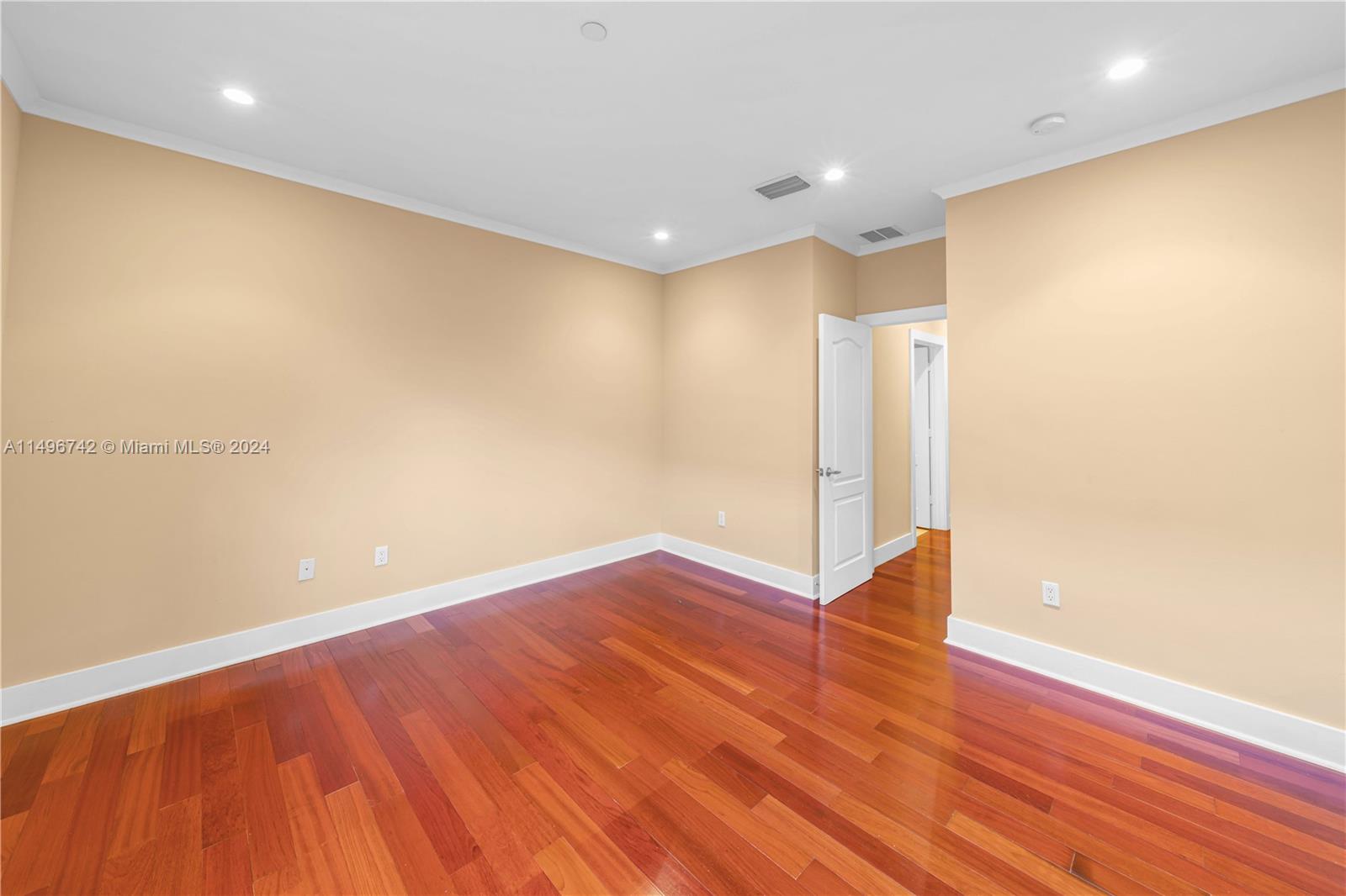 VILLAGGIO IN THE GROVE CO - Residential Lease