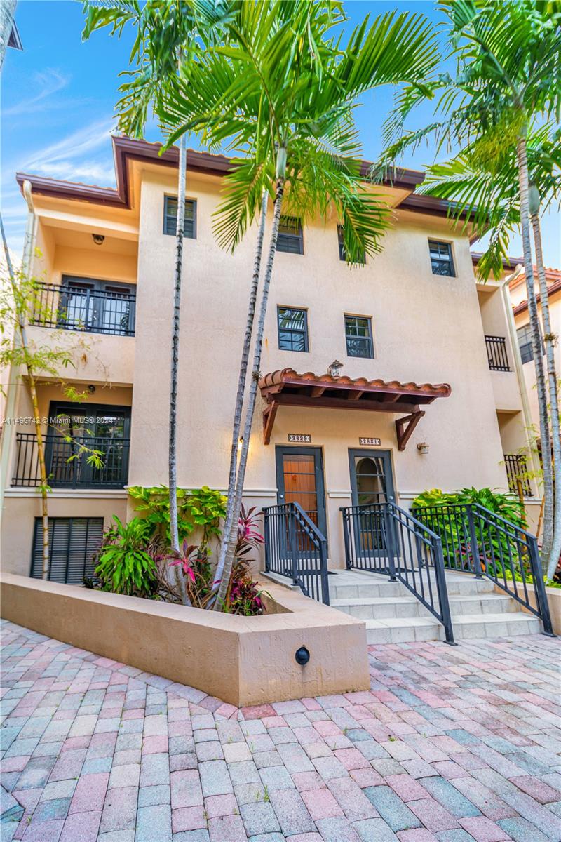 VILLAGGIO IN THE GROVE CO - Residential Lease