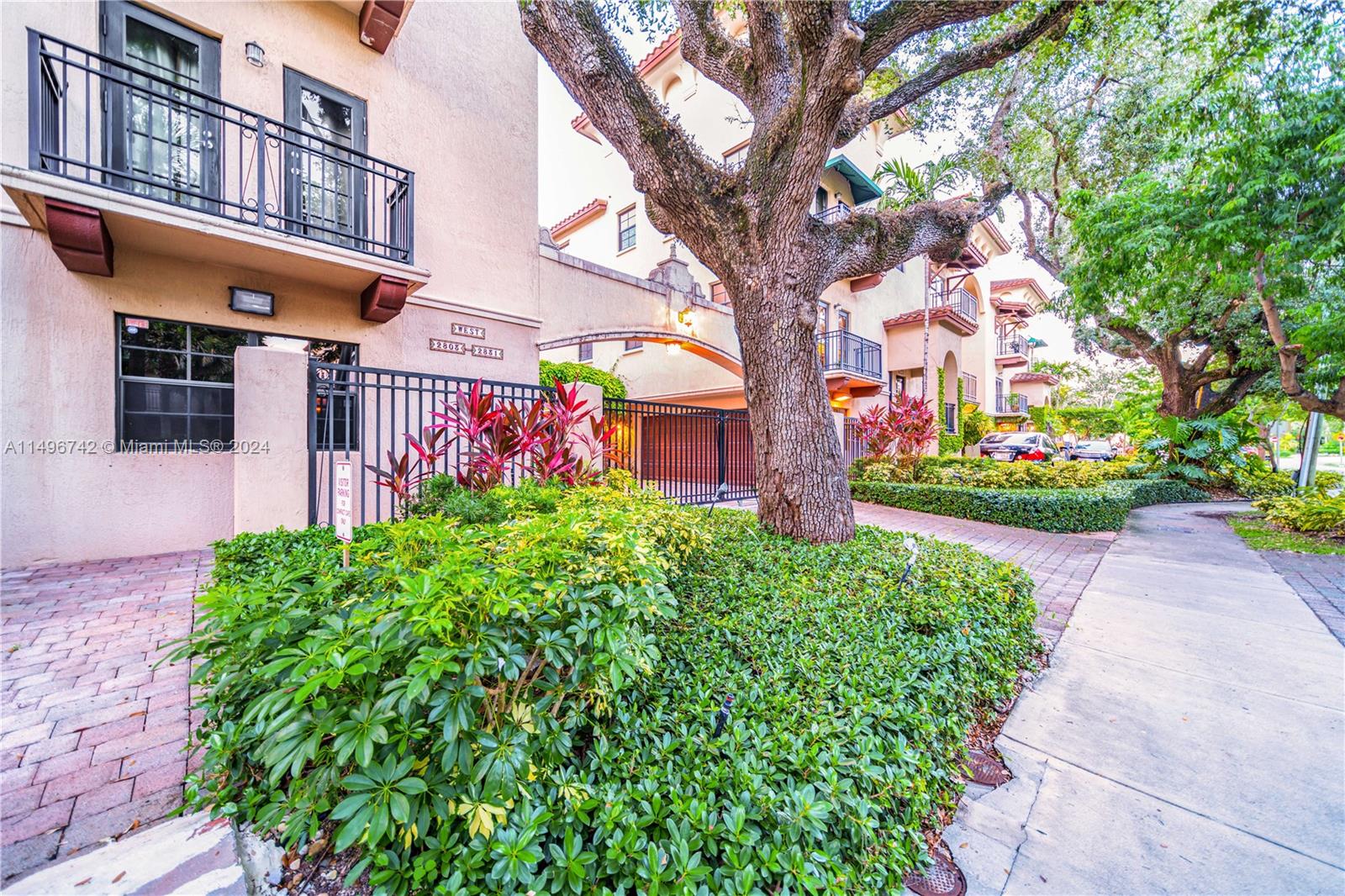 VILLAGGIO IN THE GROVE CO - Residential Lease