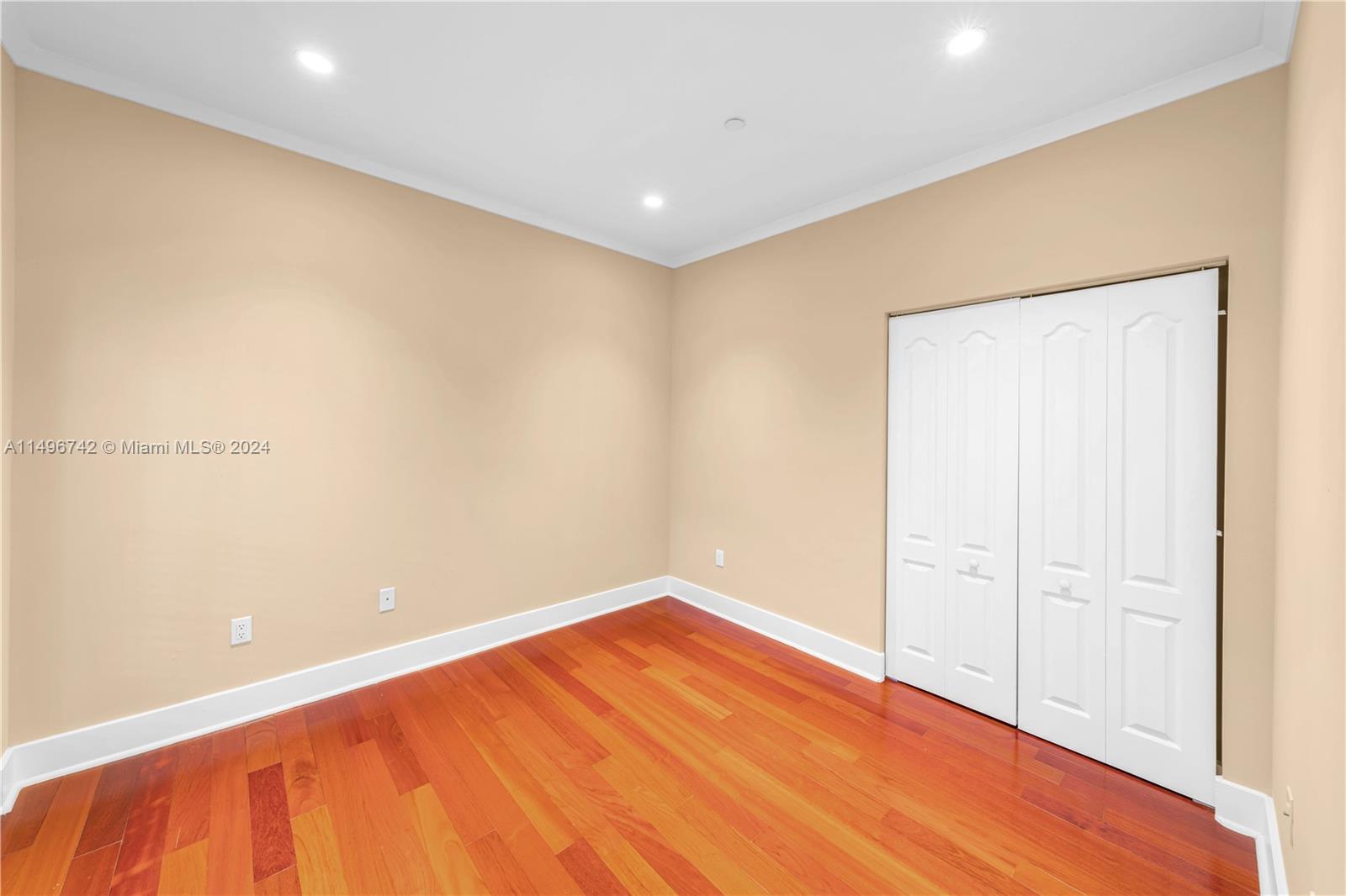 VILLAGGIO IN THE GROVE CO - Residential Lease