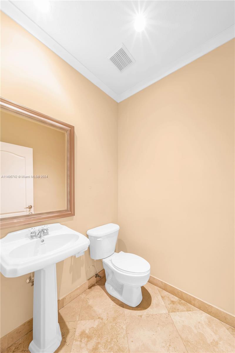 VILLAGGIO IN THE GROVE CO - Residential Lease