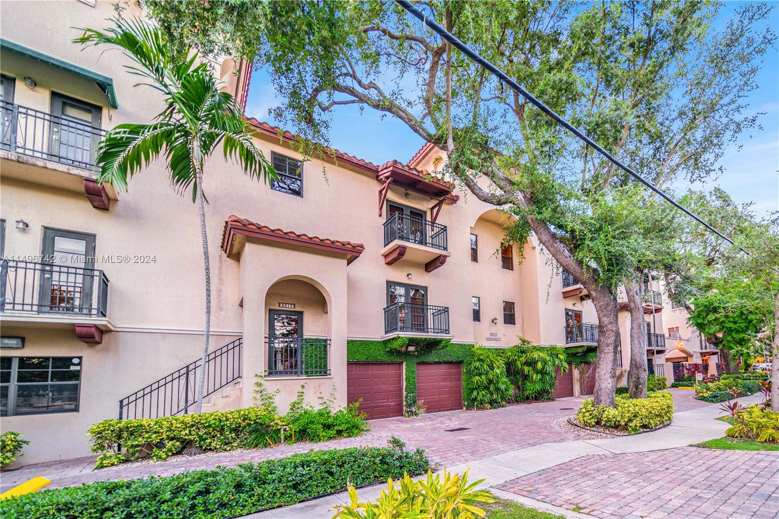 VILLAGGIO IN THE GROVE CO - Residential Lease