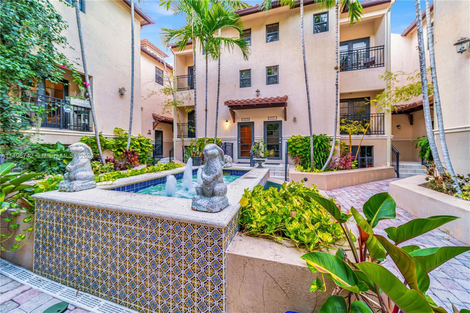 VILLAGGIO IN THE GROVE CO - Residential Lease