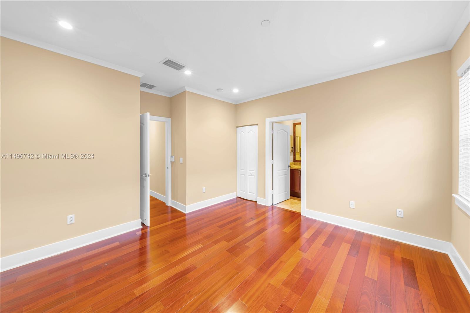 VILLAGGIO IN THE GROVE CO - Residential Lease