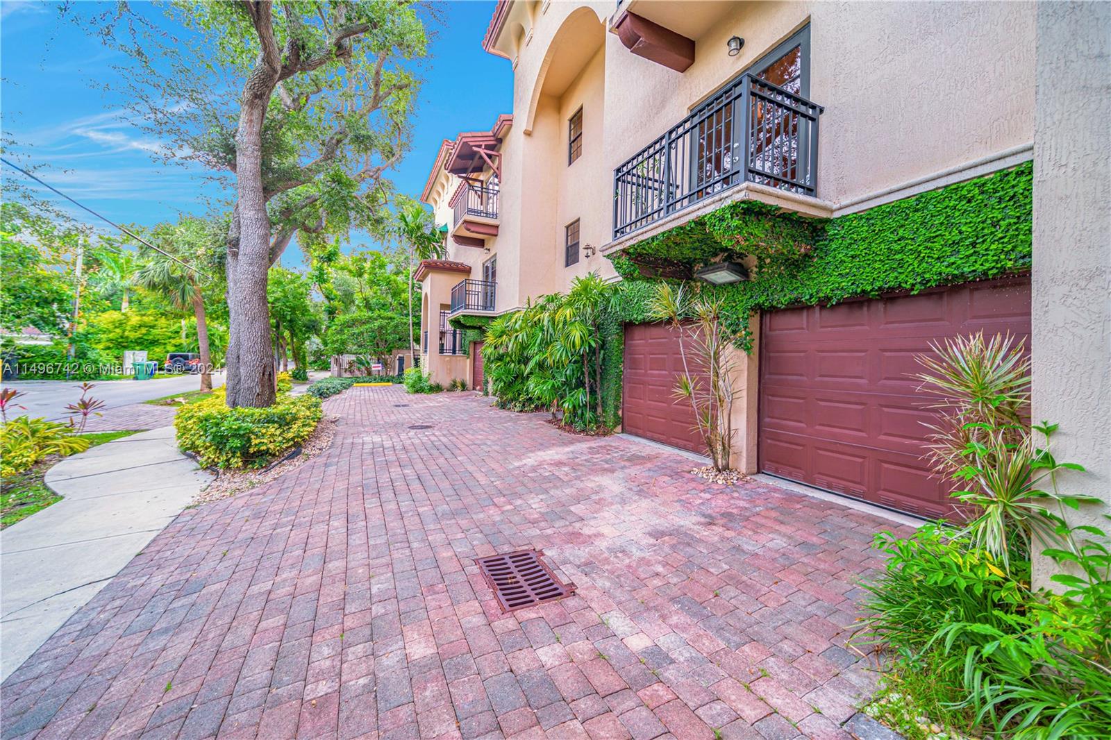 VILLAGGIO IN THE GROVE CO - Residential Lease