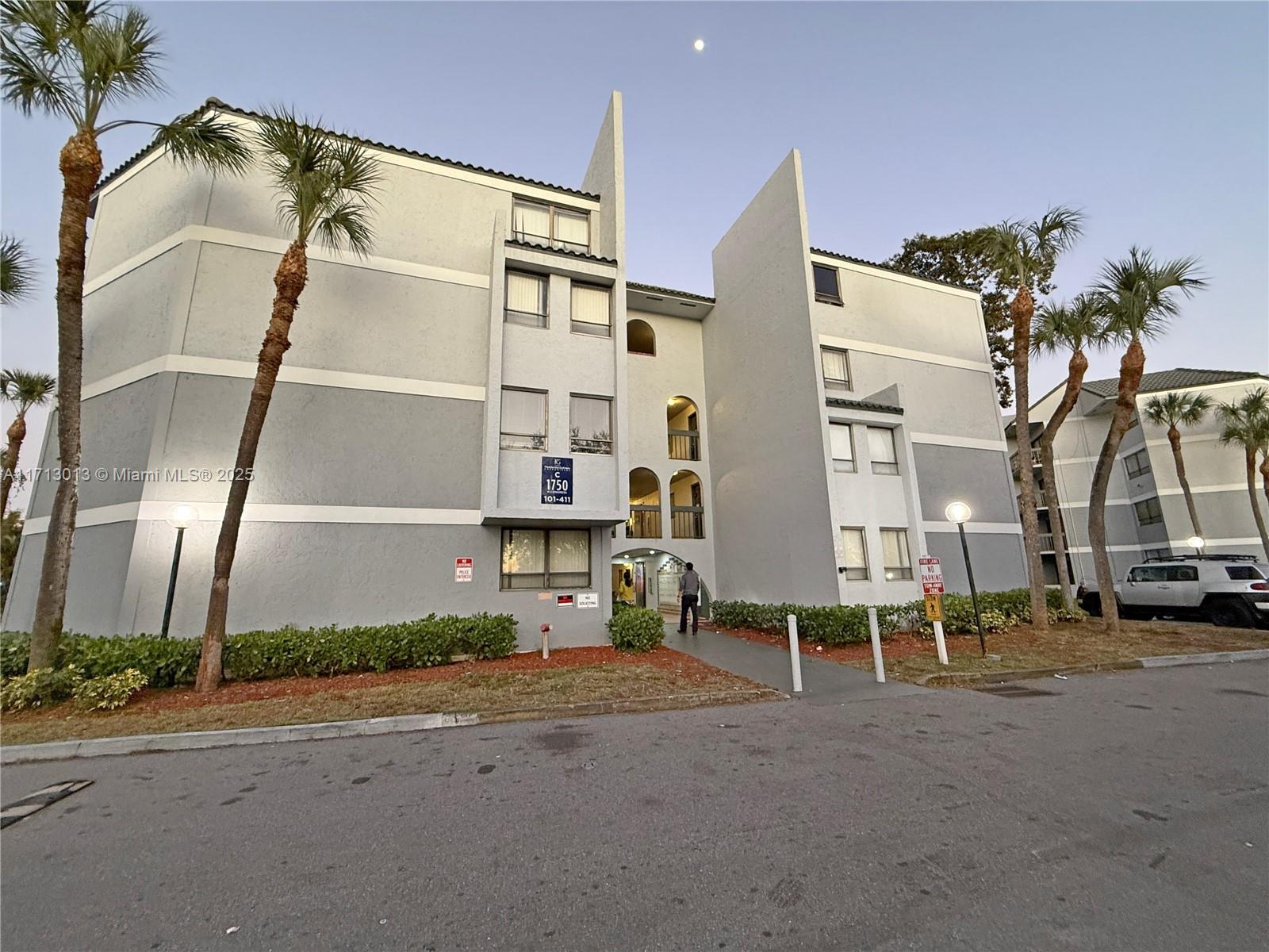 Newly renovated 2/2 condo, in a newly renovated building. Open balcony, new A/C and water heater, new tile
floors and brand new bathrooms. Laundry room on same floor. Excellent location, across the street from the new
West Palm Beach Outlet Mall, 1 mile from the Palm Beach Airport. Many restaurants, shopping etc on Congress
Avenue. LANDLORD REQUIRES RENTERS INSURANCE DURING THE LEASE. NO APPROVAL FROM HOA IS NEEDED. SEND YOUR BEST OFFER.