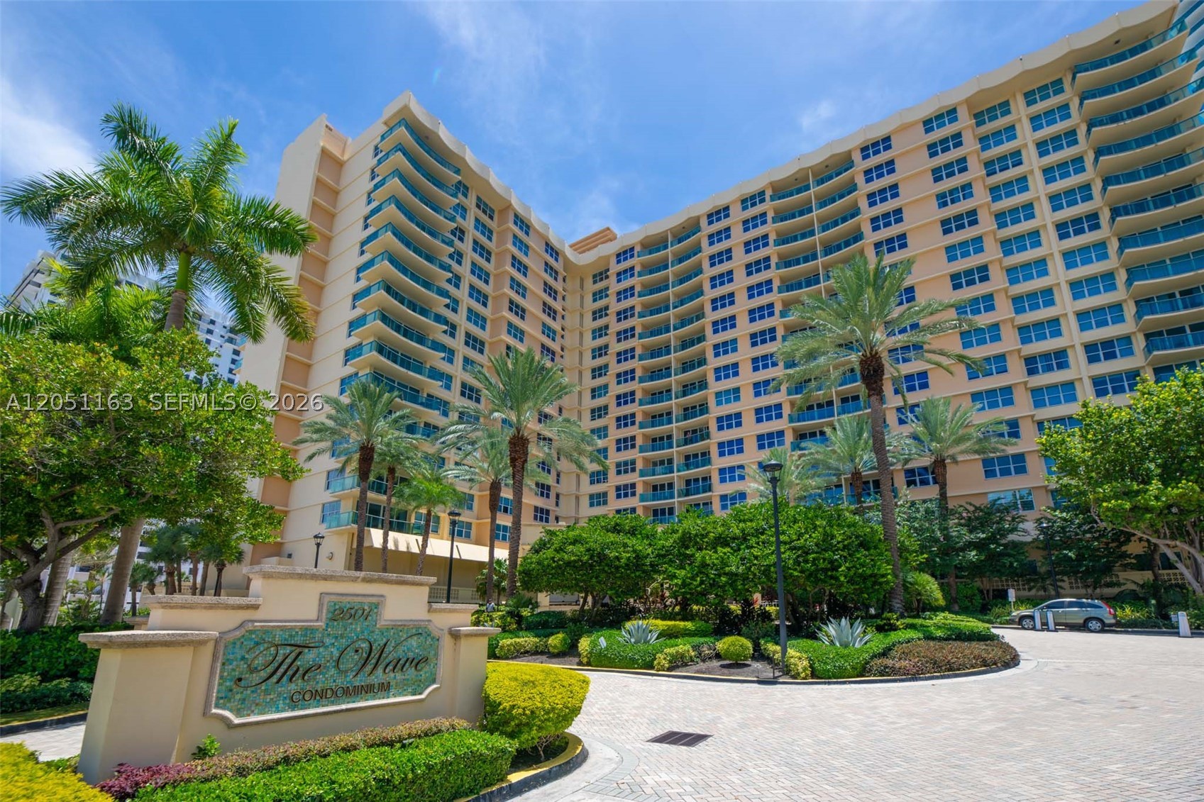 WAVE CONDO - Residential