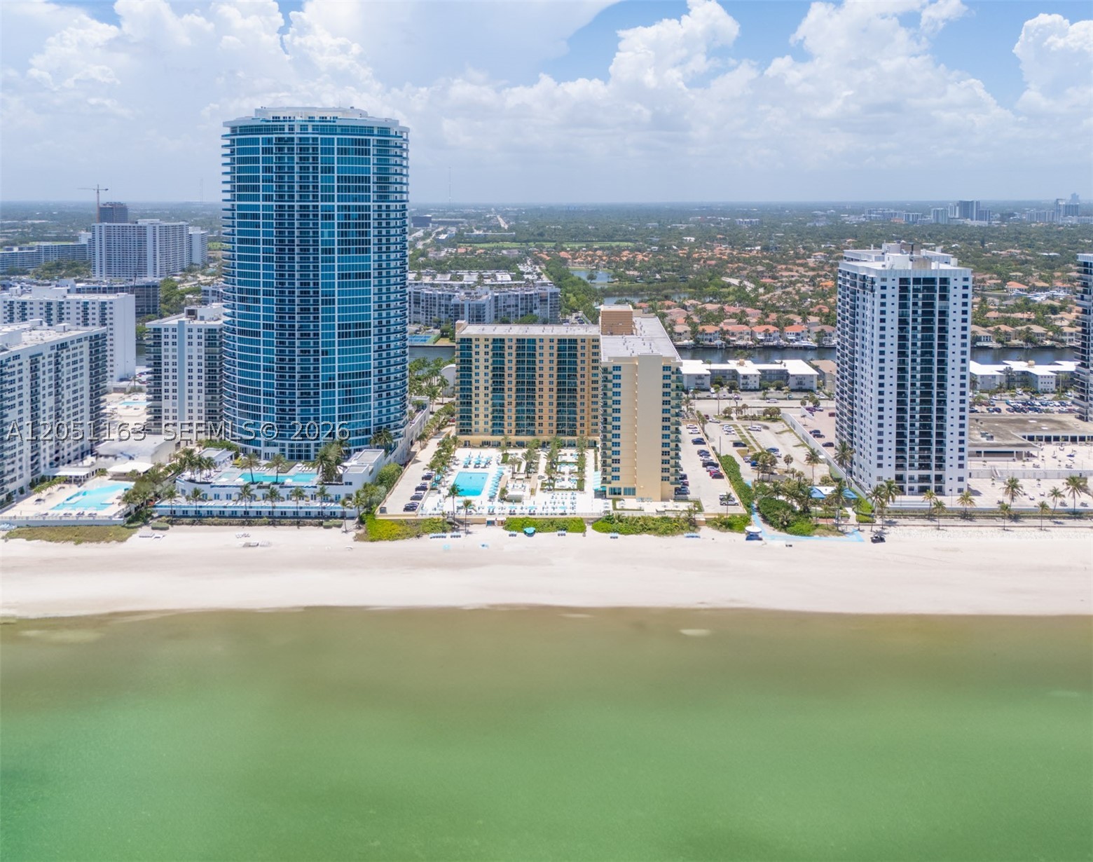 WAVE CONDO - Residential