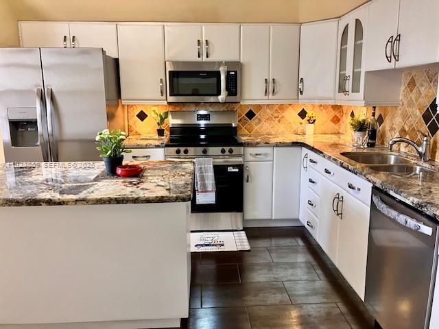 PRICE CORRECTION . MOTIVATED SELLER, and willing to negotiate. Very beautiful resort style home. Lots of light and air. Large (1,770 sq.ft.) split plan 3 bed/2.5 bath. Completely remodeled kitchen with brand new S/S appliances. New tiles in kitchen, living room and primary bedroom. Large, screened patio overlooking a tropical garden. Gated entrance. 24 - hour security. Assigned parking (B29). Extra storage space on the same floor. Washer/dryer inside. Walk-in closets. One occupant must be 55+. Purchaser (no age limit) must have 710 credit score, $45,000 income,20% escrow when financing, 6 months maintenance deposit refundable after 18 months, no rent 1st year. Maintenance is paid quarterly and includes heated pool, gym, ballroom, library, cable, internet, water, 24-hour security, outdoor grill, insurance, car wash. NO special assessment. 40-year certification completed.