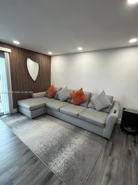 YOLANDA VILLAS CONDO - Residential