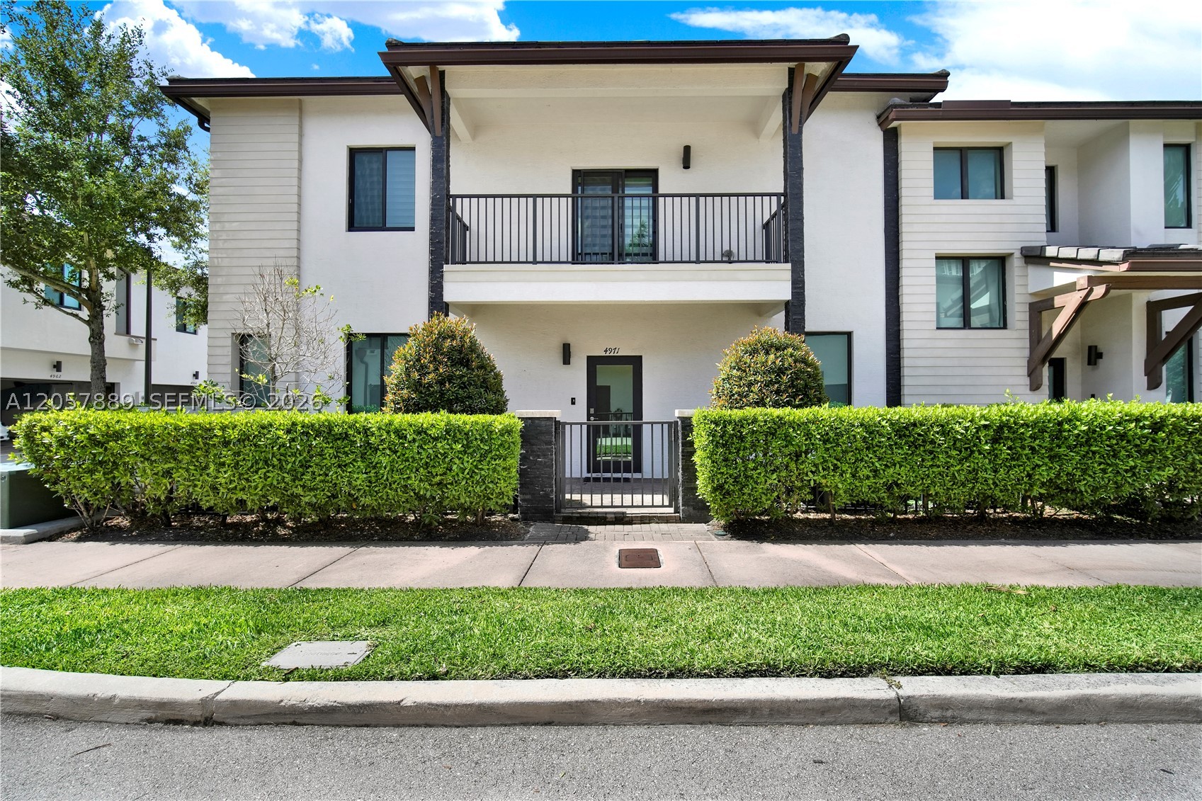 Townhouse 2 Story, 3 Bedrooms 2.5 Baths, attached 2Car Garage conveniently located at Urbana/ Downtown Doral. Has a spacious and open floor plan, No carpet. Spacious kitchen with an Island includes granite countertops and SS appliances. Spacious master bedroom with balcony, walk-in closet and the bathroom w/ double sink. Homeowners have access to their extraordinary Club House with incredible amenities such as a pool, fitness center, splash park, basketball court, and more. Close to Schools, restaurants, shopping and night life.
