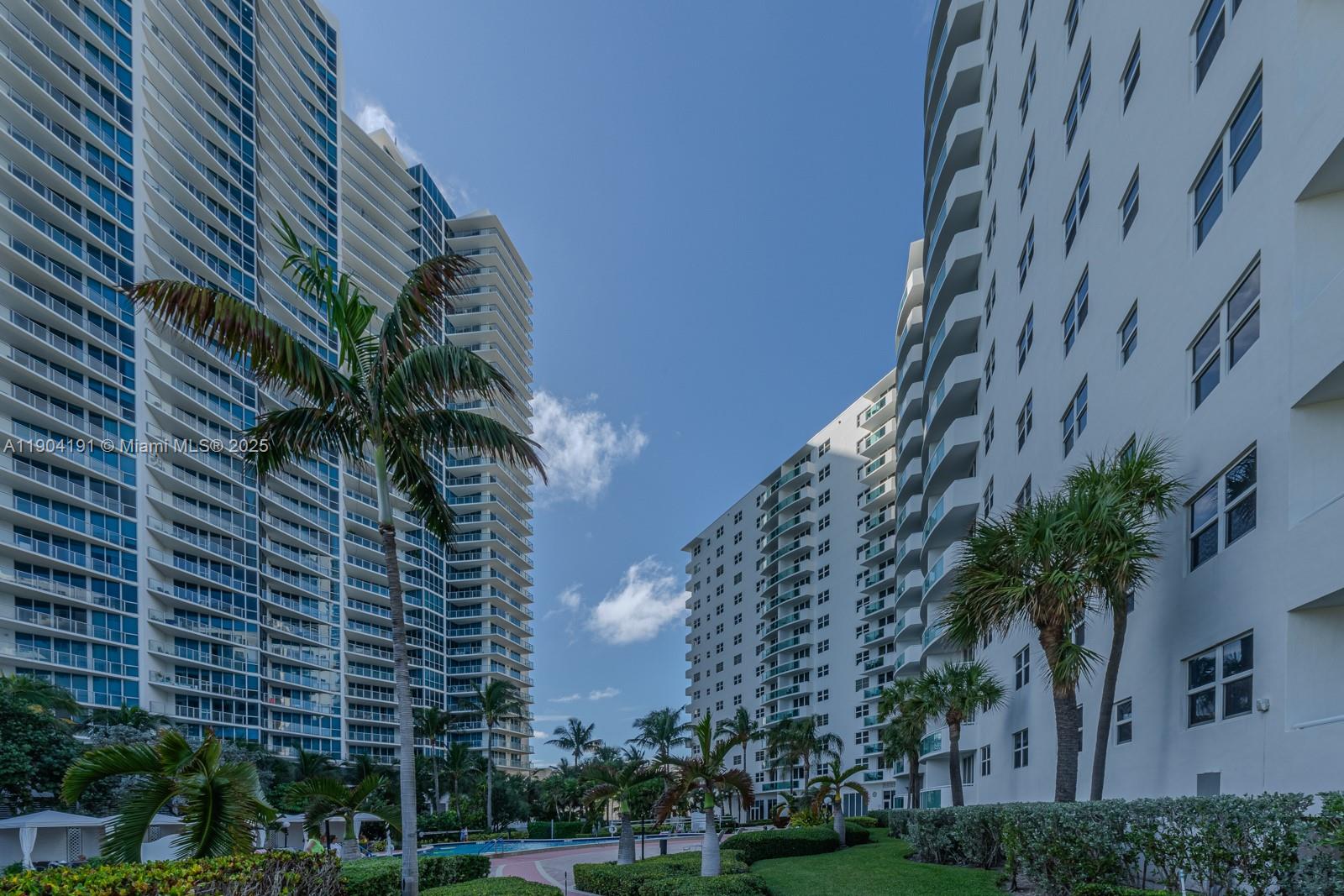 RESIDENCES ON HOLLYWOOD B - Residential Lease