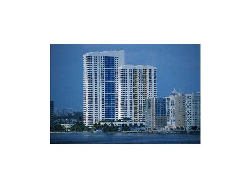 WAVERLY AT SOUTH BEACH, BEAUTIFUL VIEWS FROM THIS HIGH FLOOR 1/1. Tile Floors, Upgraded bath, Full Size W&D, Large Private Balcony. WORLD-FAMOUS WAVERLY AMENITIES INCLUDING BAY FRONT POOL DECK, PARTY ROOM, STATE OF THE ART GYM, MARKET, AND 24/7 DOORMAN AN D VALET. WAVERY IS LOCATED 3 BLOCKS FROM LINCOLN ROAD. EASY TO SHOW.