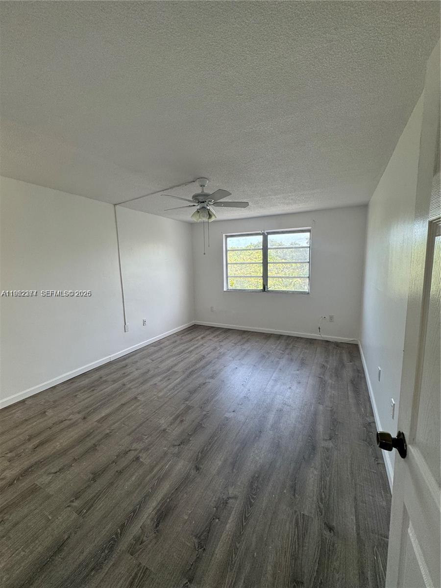 WINDWARD CONDOW - Residential