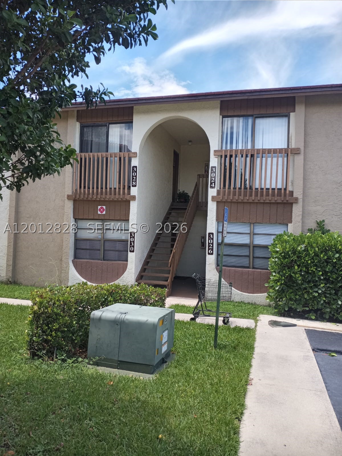 GREAT LOCATION, CLOSE TO MAYORS ROADS,  MINUTES FROM MALLS & SHOPPING PLAZAS, NO RESTRICTIONS TO RENT, INVESTORS FRIENDLY, ALREADY RENTED FOR $1800 A MO, RENT EXPIRE ON 9-31-2026, LOW HOA FEE.