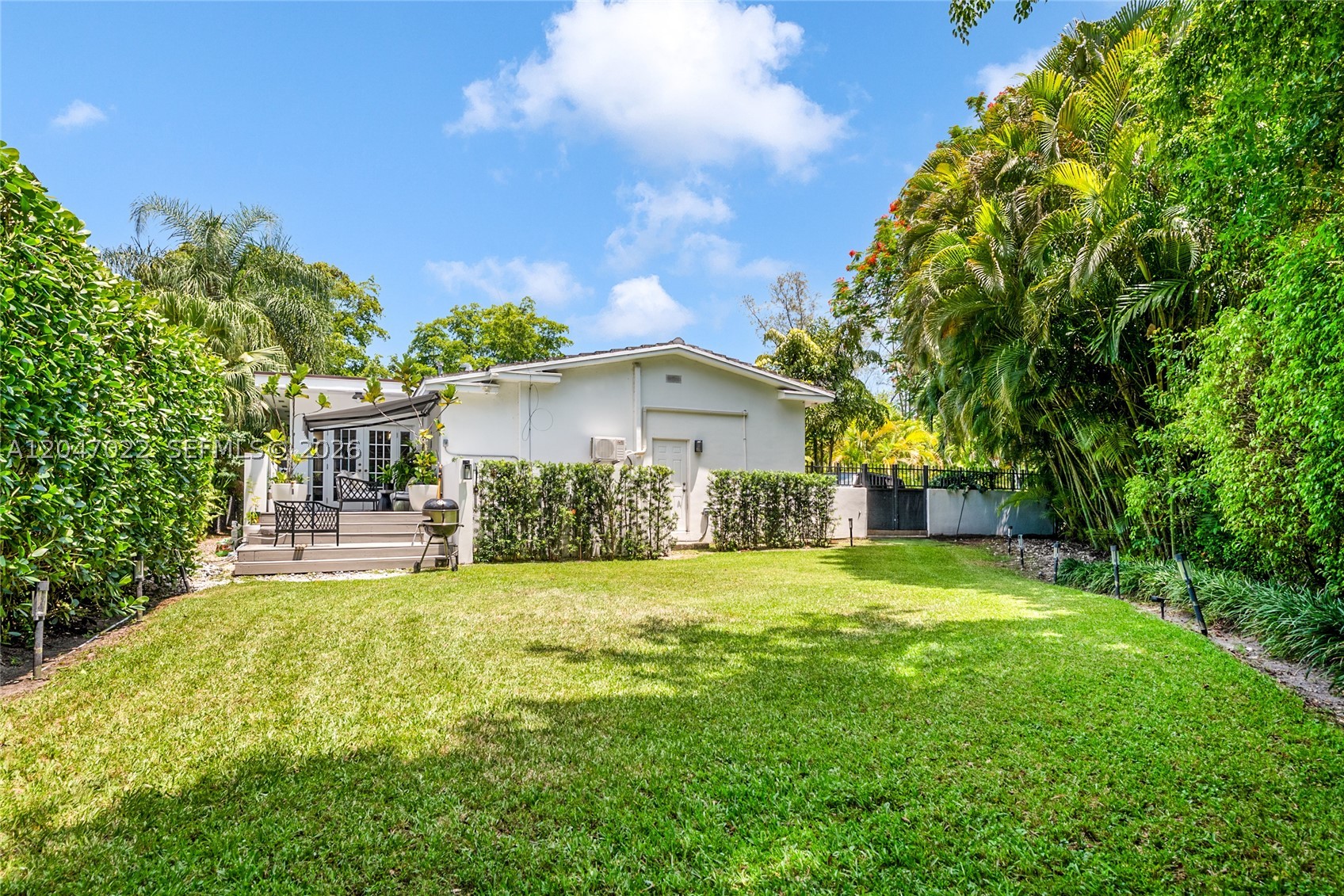 COCONUT GROVE MANOR - Residential