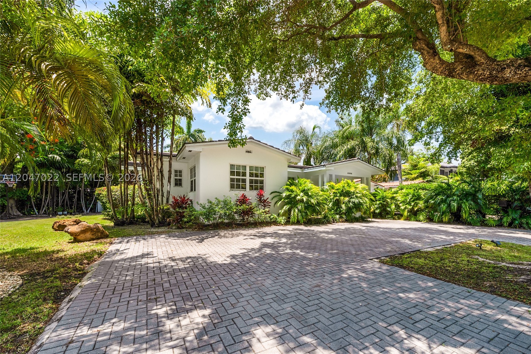 COCONUT GROVE MANOR - Residential