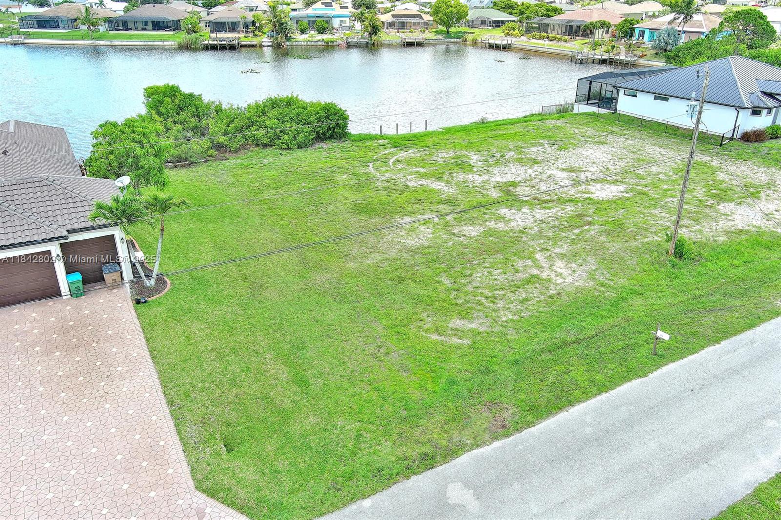 CAPE CORAL - Land