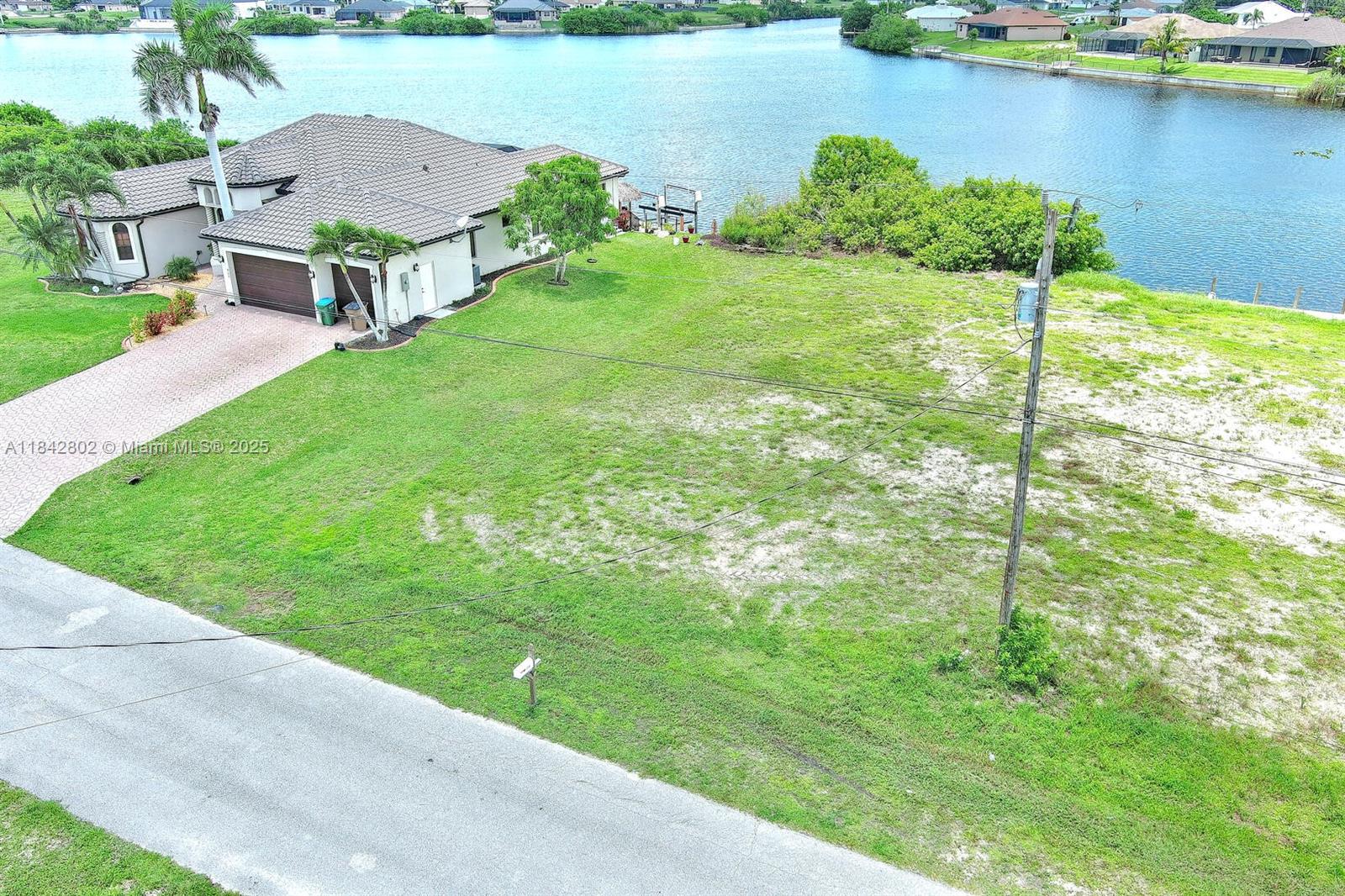 CAPE CORAL - Land
