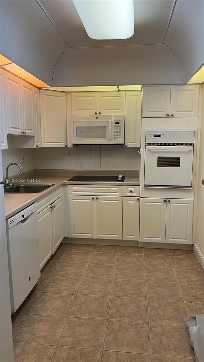 OCEANVIEW BUILDING A COND - Residential Lease