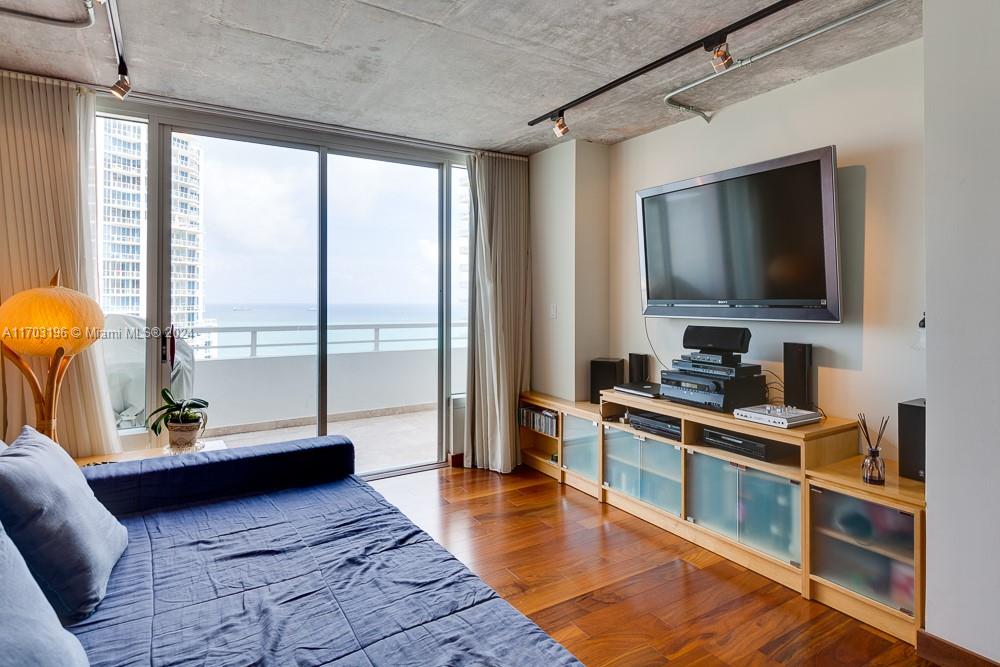 SOUTH POINTE TOWERS - Residential