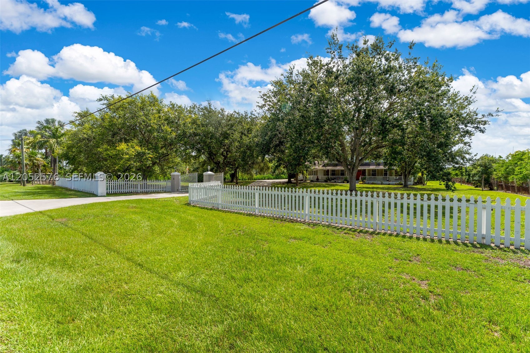 REDLAND COUNTRY, SITTING ON  2.5 ACRES WITH 6220 UNDER ROOF.SHES A BIG GIRL... THIS FARMHOUSE  FEATURES 4 BEDS /4 BATHS SET UP AS 2 MAIN SUITES BOTH W SITTING ROOMS, 1 UP 1 DOWN , A JR GUEST SUITE AND A GUEST BEDROOM. DOWNSTAIRS YOU HAVE A SALON( FORMAL LIVING ROOM W/ FIREPLACE), FAMILY ROOM, SUNROOM(FLORIDA ROOM), FORMAL AND KITCHEN DINING ROOMS PLUS AN AMAZING KITCHEN. THIS HOME IS EQUIPPED WITH ZONED A/C'S, 2 FIREPLACES, WRAPPED FLORIDA ROOM, BEAUTIFUL HARDWOOD FLOORS THRUOUT, A 32X32 BARN W TACK CURRENT USE STORAGE. THE LAND IS IRRIGATED, WELL AND SEPTIC. NO WATER BILLS OR CITY TAX . LARGE STATELY OAKS OUT FRONT PLEANTY OF PARKING. SHES A BEAUTY.