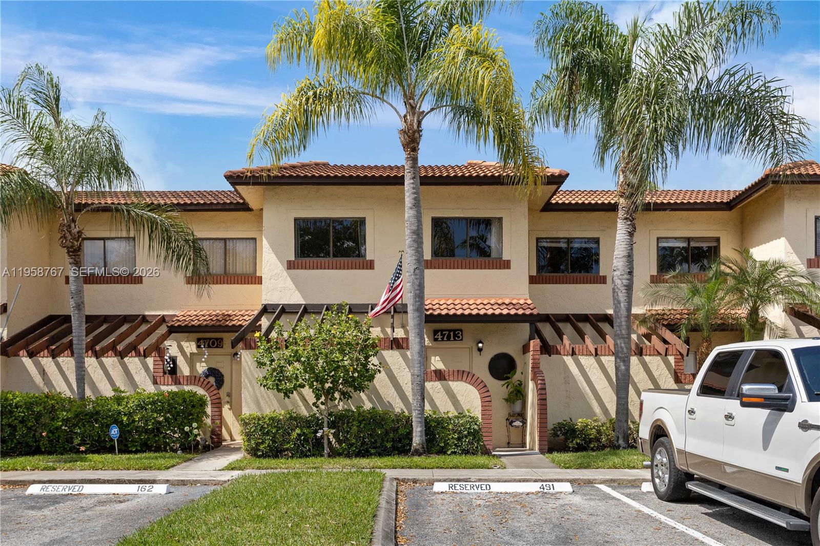 Spacious 3-bed, 2.5-bath townhouse on Sunrise with 1,512 sq ft of modern comfort. Centrally located, it offers 2 parking spaces, a community pool, and tennis court. Cose to restaurants and schools, this is a great opportunity for families or as an investment property.
