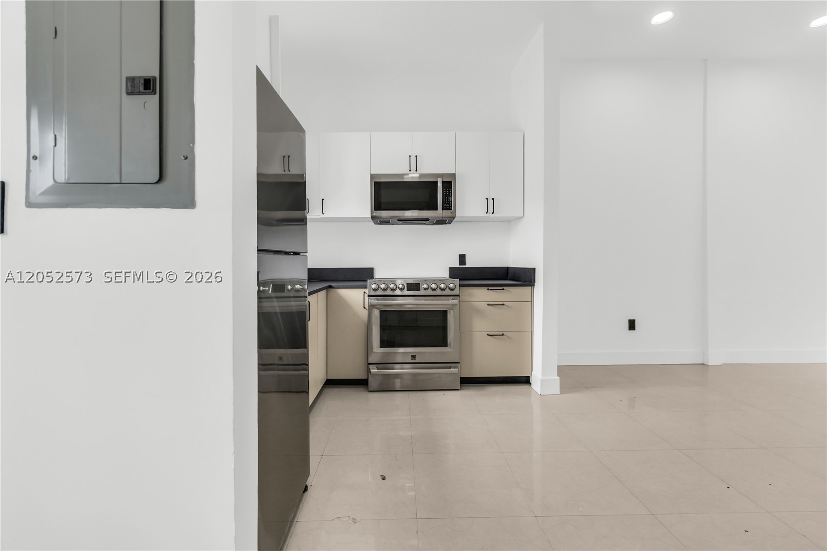 LAWRENCE ESTATE LAND CO - Residential Lease