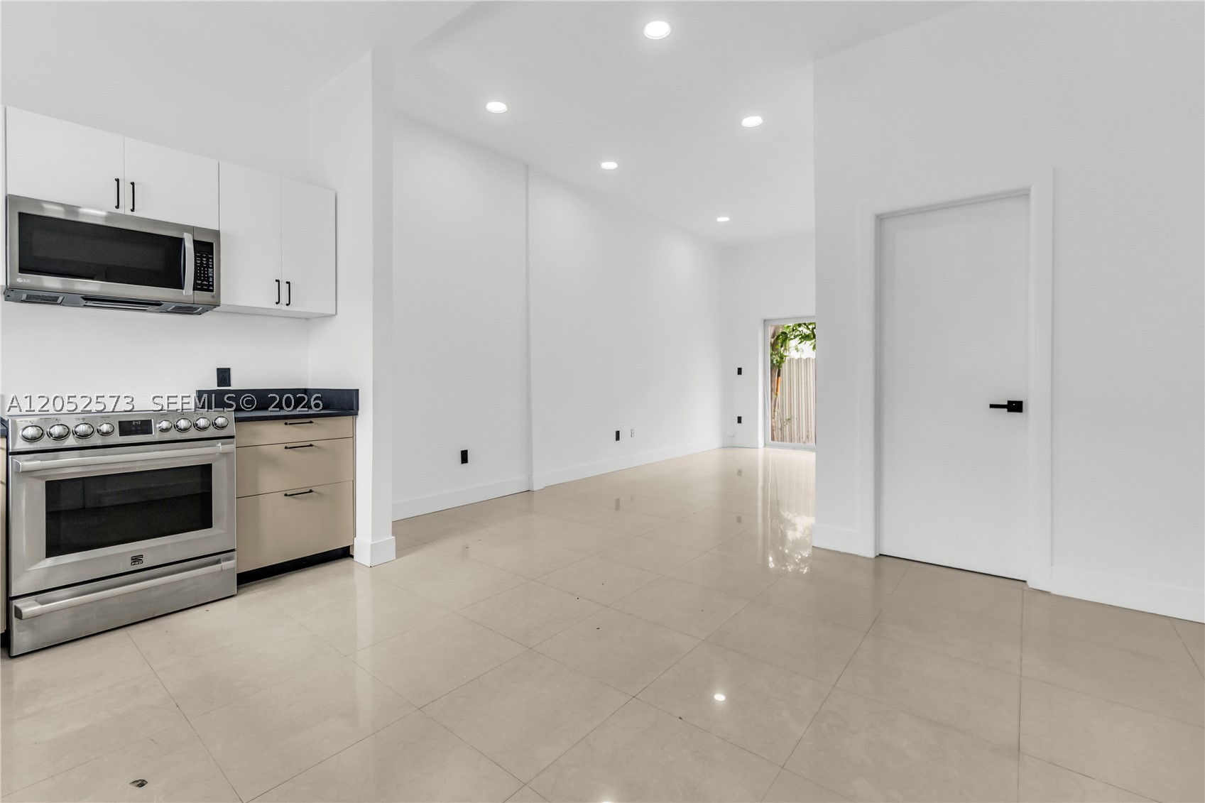 LAWRENCE ESTATE LAND CO - Residential Lease