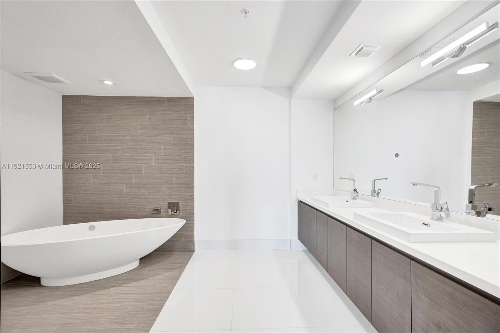 PARQUE TOWERS CONDO - Residential