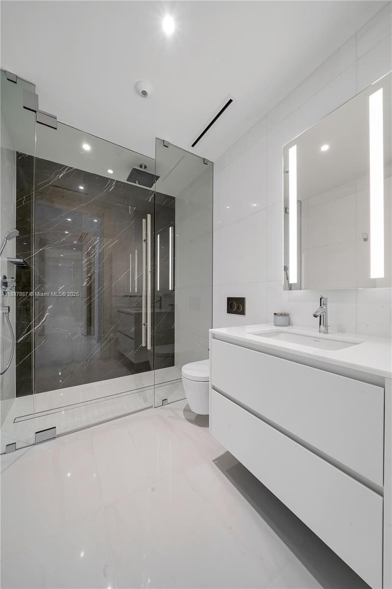 300 Biscayne Boulevard Way - Residential Lease