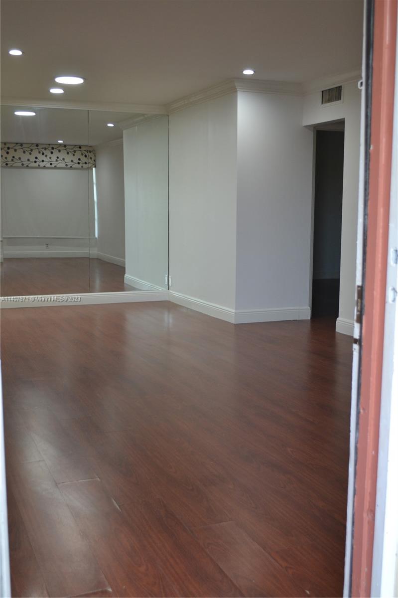 ROYALE GREEN CONDO 11 - Residential Lease