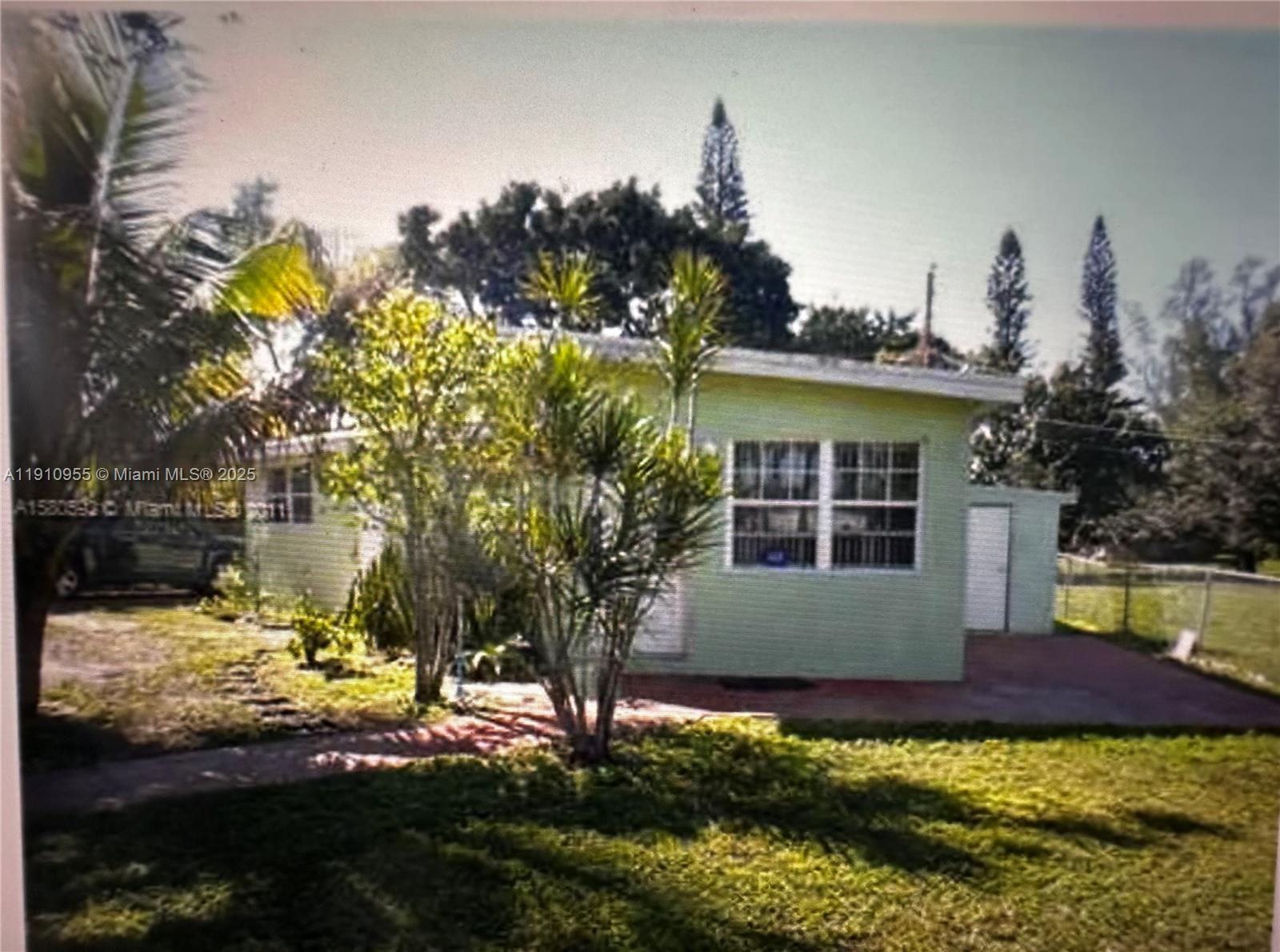 Welcome to 3490 SW 56th Ave — the perfect opportunity for investors, flippers, or handymen looking for their next project! This handyman special has endless potential to transform into a beautiful home or a profitable flip. With the right vision and a little TLC, you can turn this property into a true gem.
Don’t miss out — opportunities like this don’t last!