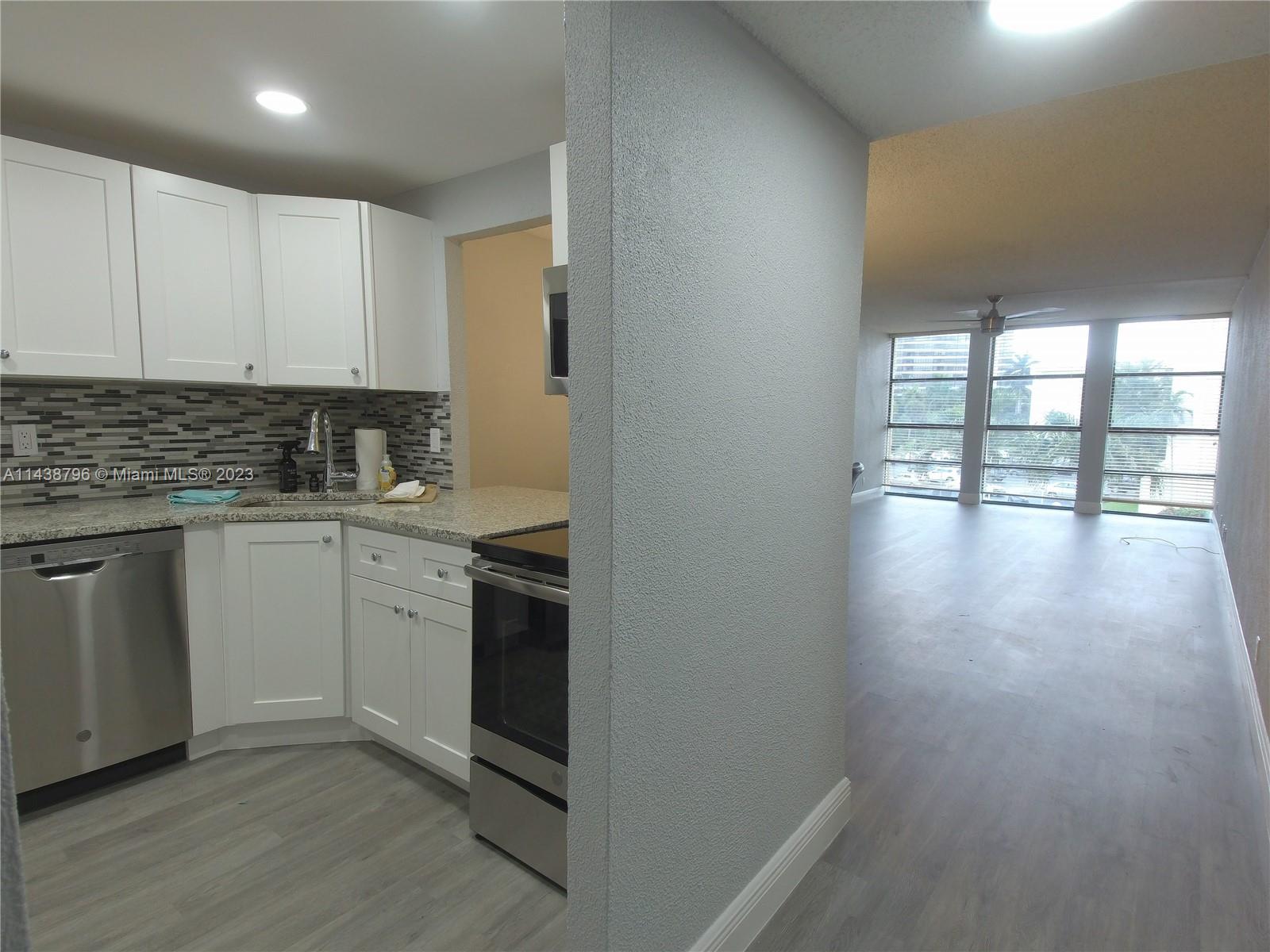 Nicely renovated spacious unit. Updated Kitchen, granite counter top, backsplash. New bathroom has new tub and toilet, and new porcelain tile, walk in closet, large dining/living combo. 1 Parking space right by main door, laundry in same floor, community has tennis court and great pool area overlooking canal perfect for relaxation. Walk to park, 2 minutes from retail, restaurants, coffee shops, and beach. 20 minutes to airport.