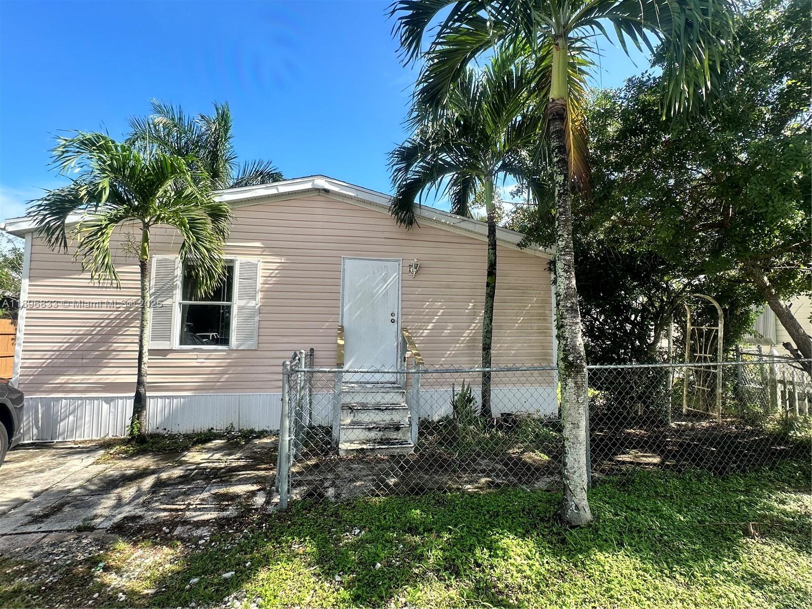 Beautiful 3/2 mobile home situated in a peaceful family-friendly neighborhood. It will come equipped with splits a/c, freshly painted. Very well located, close to Publix, malls, and gas stations. Amazing schools.

Don't miss out on the opportunity to make this lovely property your new home.

To apply for this rental, no prior evictions are accepted. Proof of income and credit will also be required. RAPID APPROVAL.

HABLAMOS ESPAÑOL /// FALAMOS PORTUGUÊS