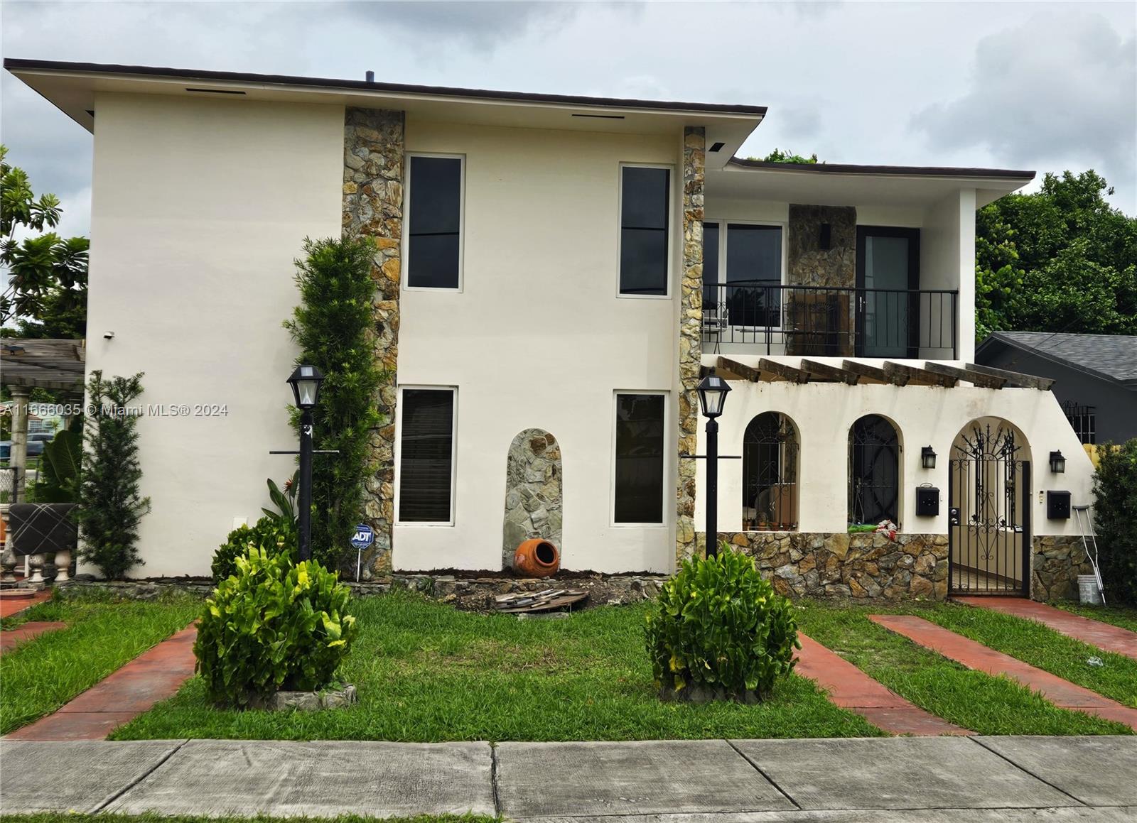 CENTRALLY LOCATED DUPLEX,,,2ND FLOOR UNIT AVAILABLE,,,3 BEDS - 2 BATHS WITH BALCONY,,,FRESHLY PAINTED WITH UPDATED KITCHEN,,,LARGE MASTER BEDROOM,,,WASHER AND DRYER INSIDE,,, 2 PARKING SPACES,,,NO PETS